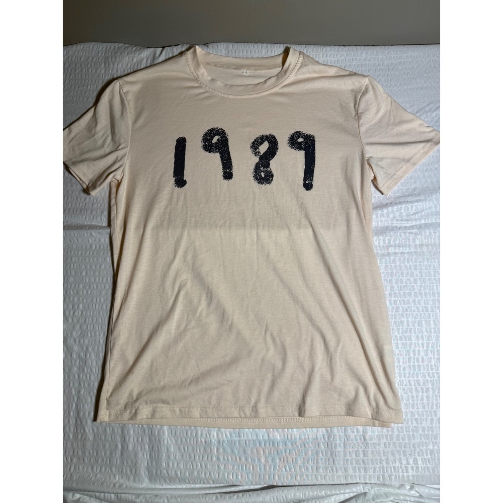 1989 Graphic T-Shirt Cream Short Sleeve Crewneck Size Large